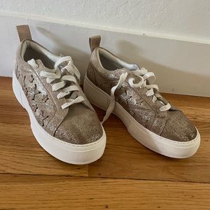 J/Slides Costarr Gold Shimmer Platform Sneakers Size 8.5